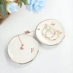 Iniciais personalizadas anel prato para mulheres, bandeja de jóias, presentes Monogrammed A-Z, noivado de casamento para amigos e irmã, cerâmica branca