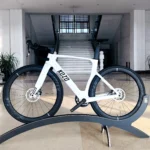 Novo modelo t800 bicicleta de estrada de fibra de carbono 24s freio a disco hidráulico completo bicicleta de corrida de fibra de carbono pode tomar conjuntos de rodas de carbono